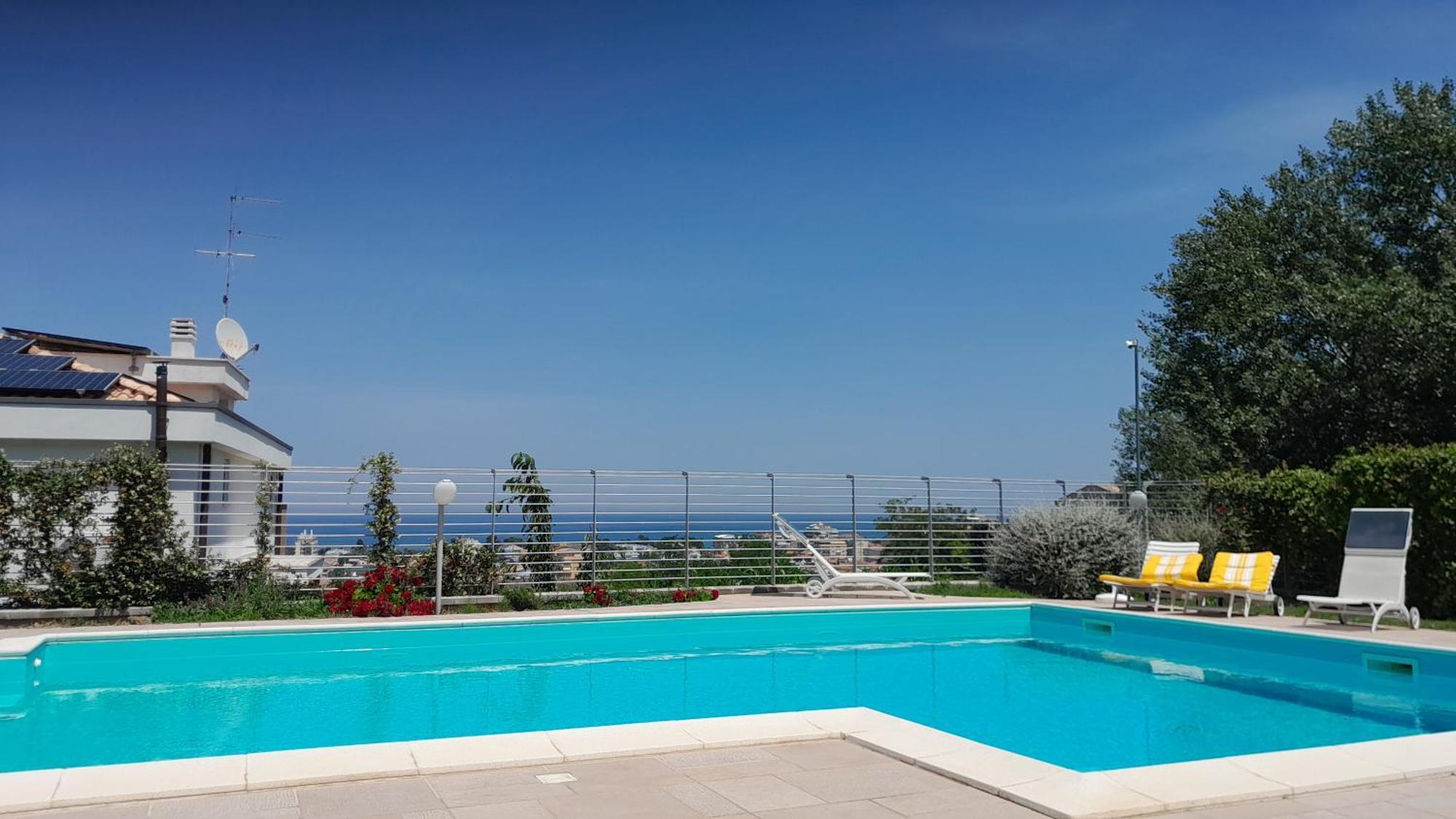 Just Blue Hotel Montesilvano Bagian luar foto